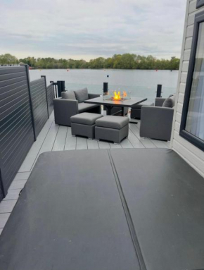 Lakeside Luxury Escape Tattershall Lakes